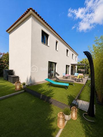 L’élégance contemporaine à quelques minutes des plages…
Dans l’un des secteurs les plus prisés de Six-Fours-les-Plages, Découvrez cette superbe villa contemporaine de 130 m², construite en 2021, où confort, modernité et qualité de vie se conjuguent à la perfection.

Son emplacement est un véritable atout. Vous profiterez d’un environnement résidentiel recherché, calme et familial, tout en rejoignant en seulement quelques minutes les magnifiques plages de Six-Fours, le port du Brusc, les commerces, les écoles ainsi que les principaux axes de circulation. Un équilibre parfait entre douceur de vivre et praticité du quotidien.

Dès l’entrée, la maison séduit par ses volumes généreux et sa belle luminosité. La pièce de vie, baignée de lumière grâce à ses larges ouvertures, accueille une cuisine entièrement aménagée et équipée qui s'intègre harmonieusement à l'espace salon/séjour créant un espace convivial où famille et amis aimeront se retrouver.
Le rez-de-chaussée offre également une petite suite parentale fonctionnelle avec son dressing et sa salle d’eau privative, une buanderie ainsi qu’un WC indépendant, permettant une vie de plain-pied particulièrement confortable.
À l’étage, chacun trouvera son espace. Trois chambres accueillent famille ou invités, dont une bénéficie de sa propre salle d’eau. Une quatrième pièce, actuellement aménagée en bureau, pourra facilement devenir une chambre supplémentaire selon vos besoins. Une salle de bains ainsi qu’un second WC indépendant complètent cet étage parfaitement pensé.

À l’extérieur, tout a été conçu pour profiter pleinement des beaux jours. Une élégante pergola bioclimatique prolonge la terrasse en bois, véritable espace de vie extérieur. Un magnifique jacuzzi, élégamment dissimulé sous une terrasse coulissante motorisée. Le jardin, facile d’entretien, permet de profiter pleinement de chaque instant sans contrainte. Des lauriers tiges et bambous ont récemment été plantés afin de renforcer l'intimité de la terrasse. Leur croissance permettra rapidement de créer un écran végétal naturel. 
Le stationnement est particulièrement confortable avec la possibilité de garer facilement au moins trois véhicules à l’intérieur de la propriété.
Construite selon les dernières normes, cette maison bénéficie de prestations haut de gamme garantissant confort et économies d’énergie :
   ●   DPE A
   ●   Climatisation gainable réversible
   ●   Ballon thermodynamique
   ●   Double vitrage
   ●   Volets roulants électriques
   ●   Construction 2021 répondant aux dernières normes

Les biens réunissant emplacement, prestations récentes et donc sans travaux à prévoir avec une qualité de vie sont actuellement recherchés. Ne laissez pas passer cette opportunité !
Nous restons disponibles 7 jours sur 7.