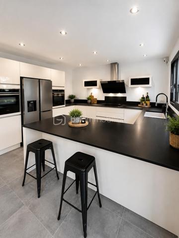 L’élégance contemporaine à quelques minutes des plages…
Dans l’un des secteurs les plus prisés de Six-Fours-les-Plages, Découvrez cette superbe villa contemporaine de 130 m², construite en 2021, où confort, modernité et qualité de vie se conjuguent à la perfection.

Son emplacement est un véritable atout. Vous profiterez d’un environnement résidentiel recherché, calme et familial, tout en rejoignant en seulement quelques minutes les magnifiques plages de Six-Fours, le port du Brusc, les commerces, les écoles ainsi que les principaux axes de circulation. Un équilibre parfait entre douceur de vivre et praticité du quotidien.

Dès l’entrée, la maison séduit par ses volumes généreux et sa belle luminosité. La pièce de vie, baignée de lumière grâce à ses larges ouvertures, accueille une cuisine entièrement aménagée et équipée qui s'intègre harmonieusement à l'espace salon/séjour créant un espace convivial où famille et amis aimeront se retrouver.
Le rez-de-chaussée offre également une petite suite parentale fonctionnelle avec son dressing et sa salle d’eau privative, une buanderie ainsi qu’un WC indépendant, permettant une vie de plain-pied particulièrement confortable.
À l’étage, chacun trouvera son espace. Trois chambres accueillent famille ou invités, dont une bénéficie de sa propre salle d’eau. Une quatrième pièce, actuellement aménagée en bureau, pourra facilement devenir une chambre supplémentaire selon vos besoins. Une salle de bains ainsi qu’un second WC indépendant complètent cet étage parfaitement pensé.

À l’extérieur, tout a été conçu pour profiter pleinement des beaux jours. Une élégante pergola bioclimatique prolonge la terrasse en bois, véritable espace de vie extérieur. Un magnifique jacuzzi, élégamment dissimulé sous une terrasse coulissante motorisée. Le jardin, facile d’entretien, permet de profiter pleinement de chaque instant sans contrainte. Des lauriers tiges et bambous ont récemment été plantés afin de renforcer l'intimité de la terrasse. Leur croissance permettra rapidement de créer un écran végétal naturel. 
Le stationnement est particulièrement confortable avec la possibilité de garer facilement au moins trois véhicules à l’intérieur de la propriété.
Construite selon les dernières normes, cette maison bénéficie de prestations haut de gamme garantissant confort et économies d’énergie :
   ●   DPE A
   ●   Climatisation gainable réversible
   ●   Ballon thermodynamique
   ●   Double vitrage
   ●   Volets roulants électriques
   ●   Construction 2021 répondant aux dernières normes

Les biens réunissant emplacement, prestations récentes et donc sans travaux à prévoir avec une qualité de vie sont actuellement recherchés. Ne laissez pas passer cette opportunité !
Nous restons disponibles 7 jours sur 7.