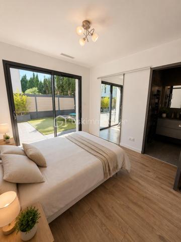 L’élégance contemporaine à quelques minutes des plages…
Dans l’un des secteurs les plus prisés de Six-Fours-les-Plages, Découvrez cette superbe villa contemporaine de 130 m², construite en 2021, où confort, modernité et qualité de vie se conjuguent à la perfection.

Son emplacement est un véritable atout. Vous profiterez d’un environnement résidentiel recherché, calme et familial, tout en rejoignant en seulement quelques minutes les magnifiques plages de Six-Fours, le port du Brusc, les commerces, les écoles ainsi que les principaux axes de circulation. Un équilibre parfait entre douceur de vivre et praticité du quotidien.

Dès l’entrée, la maison séduit par ses volumes généreux et sa belle luminosité. La pièce de vie, baignée de lumière grâce à ses larges ouvertures, accueille une cuisine entièrement aménagée et équipée qui s'intègre harmonieusement à l'espace salon/séjour créant un espace convivial où famille et amis aimeront se retrouver.
Le rez-de-chaussée offre également une petite suite parentale fonctionnelle avec son dressing et sa salle d’eau privative, une buanderie ainsi qu’un WC indépendant, permettant une vie de plain-pied particulièrement confortable.
À l’étage, chacun trouvera son espace. Trois chambres accueillent famille ou invités, dont une bénéficie de sa propre salle d’eau. Une quatrième pièce, actuellement aménagée en bureau, pourra facilement devenir une chambre supplémentaire selon vos besoins. Une salle de bains ainsi qu’un second WC indépendant complètent cet étage parfaitement pensé.

À l’extérieur, tout a été conçu pour profiter pleinement des beaux jours. Une élégante pergola bioclimatique prolonge la terrasse en bois, véritable espace de vie extérieur. Un magnifique jacuzzi, élégamment dissimulé sous une terrasse coulissante motorisée. Le jardin, facile d’entretien, permet de profiter pleinement de chaque instant sans contrainte. Des lauriers tiges et bambous ont récemment été plantés afin de renforcer l'intimité de la terrasse. Leur croissance permettra rapidement de créer un écran végétal naturel. 
Le stationnement est particulièrement confortable avec la possibilité de garer facilement au moins trois véhicules à l’intérieur de la propriété.
Construite selon les dernières normes, cette maison bénéficie de prestations haut de gamme garantissant confort et économies d’énergie :
   ●   DPE A
   ●   Climatisation gainable réversible
   ●   Ballon thermodynamique
   ●   Double vitrage
   ●   Volets roulants électriques
   ●   Construction 2021 répondant aux dernières normes

Les biens réunissant emplacement, prestations récentes et donc sans travaux à prévoir avec une qualité de vie sont actuellement recherchés. Ne laissez pas passer cette opportunité !
Nous restons disponibles 7 jours sur 7.