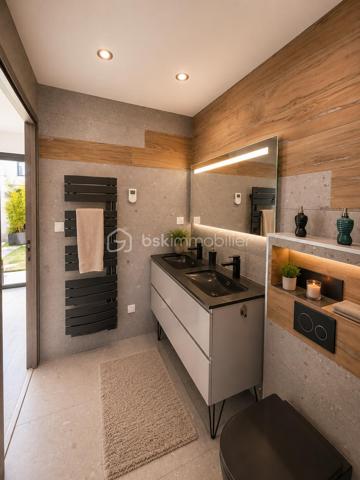 L’élégance contemporaine à quelques minutes des plages…
Dans l’un des secteurs les plus prisés de Six-Fours-les-Plages, Découvrez cette superbe villa contemporaine de 130 m², construite en 2021, où confort, modernité et qualité de vie se conjuguent à la perfection.

Son emplacement est un véritable atout. Vous profiterez d’un environnement résidentiel recherché, calme et familial, tout en rejoignant en seulement quelques minutes les magnifiques plages de Six-Fours, le port du Brusc, les commerces, les écoles ainsi que les principaux axes de circulation. Un équilibre parfait entre douceur de vivre et praticité du quotidien.

Dès l’entrée, la maison séduit par ses volumes généreux et sa belle luminosité. La pièce de vie, baignée de lumière grâce à ses larges ouvertures, accueille une cuisine entièrement aménagée et équipée qui s'intègre harmonieusement à l'espace salon/séjour créant un espace convivial où famille et amis aimeront se retrouver.
Le rez-de-chaussée offre également une petite suite parentale fonctionnelle avec son dressing et sa salle d’eau privative, une buanderie ainsi qu’un WC indépendant, permettant une vie de plain-pied particulièrement confortable.
À l’étage, chacun trouvera son espace. Trois chambres accueillent famille ou invités, dont une bénéficie de sa propre salle d’eau. Une quatrième pièce, actuellement aménagée en bureau, pourra facilement devenir une chambre supplémentaire selon vos besoins. Une salle de bains ainsi qu’un second WC indépendant complètent cet étage parfaitement pensé.

À l’extérieur, tout a été conçu pour profiter pleinement des beaux jours. Une élégante pergola bioclimatique prolonge la terrasse en bois, véritable espace de vie extérieur. Un magnifique jacuzzi, élégamment dissimulé sous une terrasse coulissante motorisée. Le jardin, facile d’entretien, permet de profiter pleinement de chaque instant sans contrainte. Des lauriers tiges et bambous ont récemment été plantés afin de renforcer l'intimité de la terrasse. Leur croissance permettra rapidement de créer un écran végétal naturel. 
Le stationnement est particulièrement confortable avec la possibilité de garer facilement au moins trois véhicules à l’intérieur de la propriété.
Construite selon les dernières normes, cette maison bénéficie de prestations haut de gamme garantissant confort et économies d’énergie :
   ●   DPE A
   ●   Climatisation gainable réversible
   ●   Ballon thermodynamique
   ●   Double vitrage
   ●   Volets roulants électriques
   ●   Construction 2021 répondant aux dernières normes

Les biens réunissant emplacement, prestations récentes et donc sans travaux à prévoir avec une qualité de vie sont actuellement recherchés. Ne laissez pas passer cette opportunité !
Nous restons disponibles 7 jours sur 7.