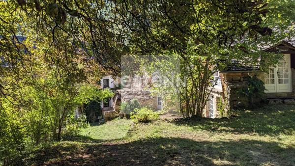 Propriété En Pierre Avec Ses Dépendances