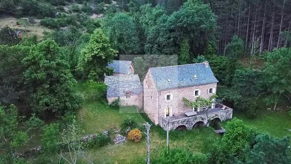 Propriété En Pierre Avec Ses Dépendances