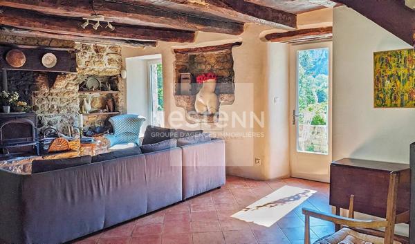 Propriété En Pierre Avec Ses Dépendances