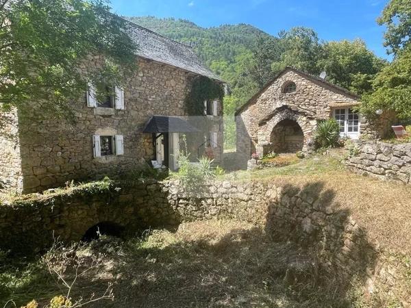 Propriété En Pierre Avec Ses Dépendances