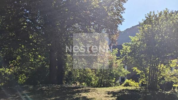 Propriété En Pierre Avec Ses Dépendances