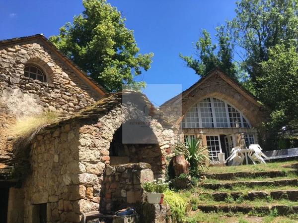 Propriété En Pierre Avec Ses Dépendances