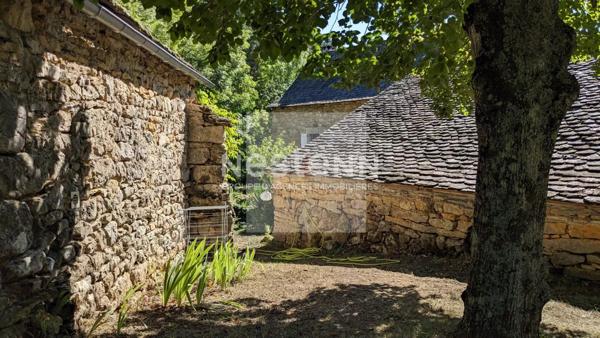 Propriété En Pierre Avec Ses Dépendances