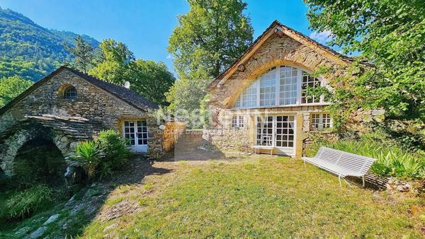 Propriété En Pierre Avec Ses Dépendances