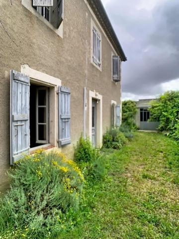 Maison ancienne avec atelier et joli jardin en ville