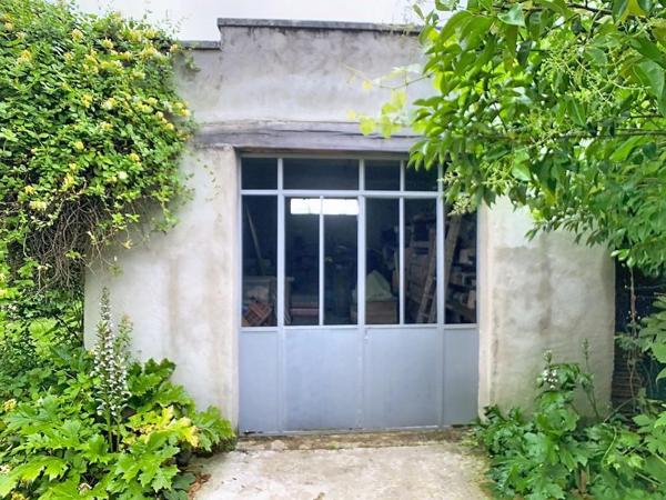 Maison ancienne avec atelier et joli jardin en ville