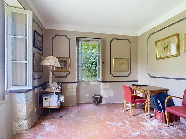 Maison ancienne avec atelier et joli jardin en ville