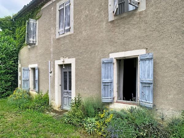 Maison ancienne avec atelier et joli jardin en ville