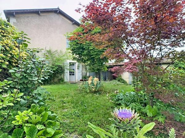 Maison ancienne avec atelier et joli jardin en ville