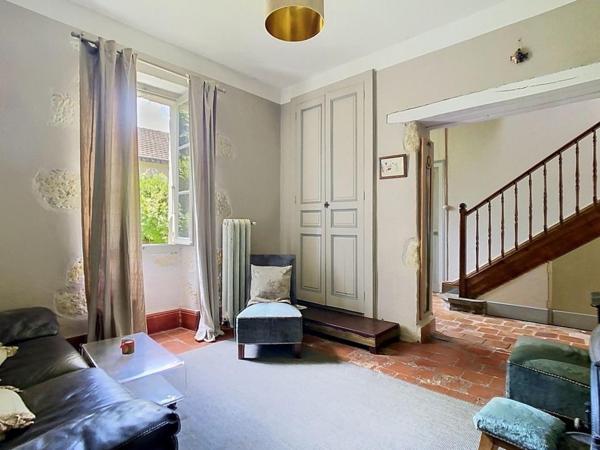 Maison ancienne avec atelier et joli jardin en ville