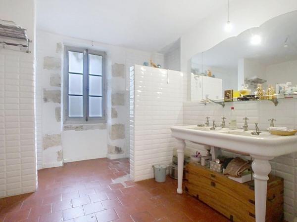 Maison ancienne avec atelier et joli jardin en ville