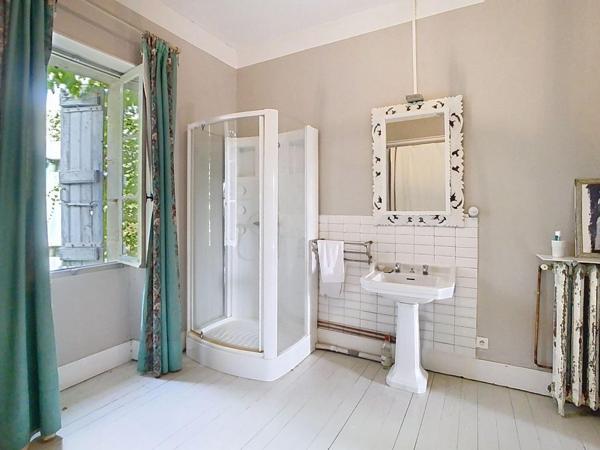 Maison ancienne avec atelier et joli jardin en ville