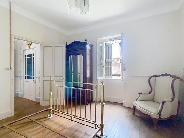 Maison ancienne avec atelier et joli jardin en ville