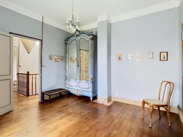 Maison ancienne avec atelier et joli jardin en ville