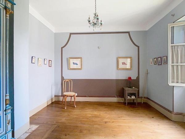 Maison ancienne avec atelier et joli jardin en ville