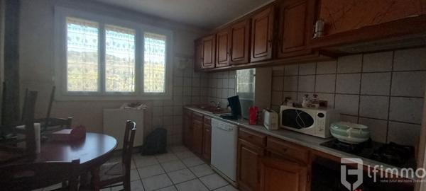 Maison avec extérieur et garage