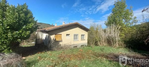 Maison avec extérieur et garage