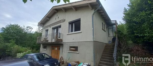 Maison avec extérieur et garage