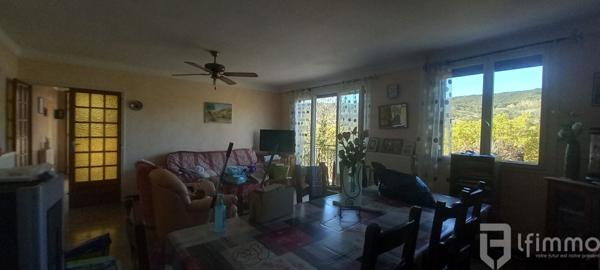 Maison avec extérieur et garage