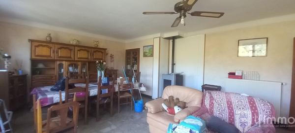 Maison avec extérieur et garage