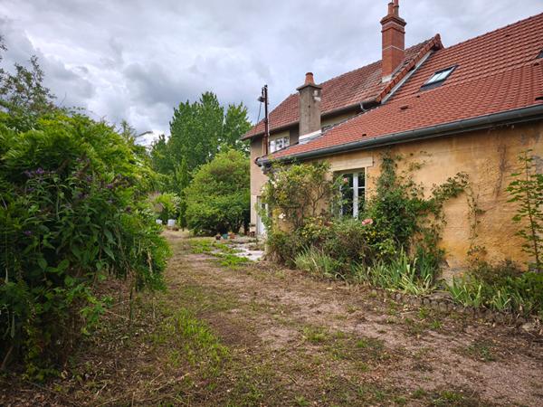 Maison familiale 5 chambres, dependance, proche centre-ville, 25 minutes de Nevers, ecoles, commerces