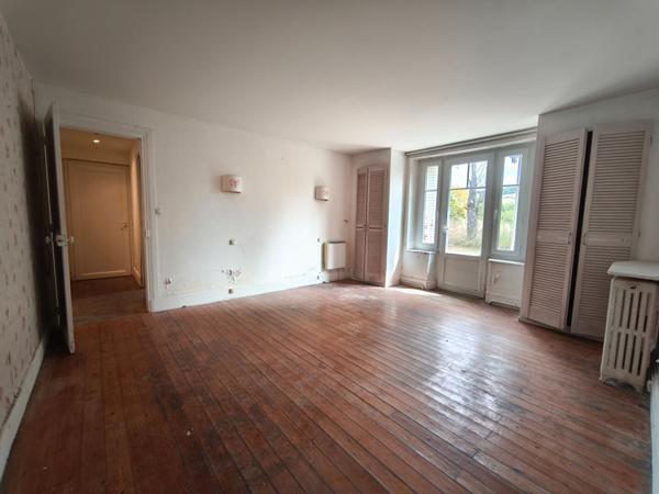 Maison familiale 5 chambres, dependance, proche centre-ville, 25 minutes de Nevers, ecoles, commerces