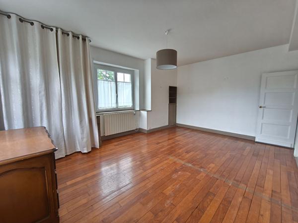 Maison familiale 5 chambres, dependance, proche centre-ville, 25 minutes de Nevers, ecoles, commerces