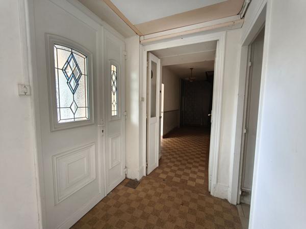 Maison familiale 5 chambres, dependance, proche centre-ville, 25 minutes de Nevers, ecoles, commerces