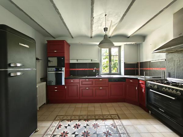 Maison familiale 5 chambres, dependance, proche centre-ville, 25 minutes de Nevers, ecoles, commerces