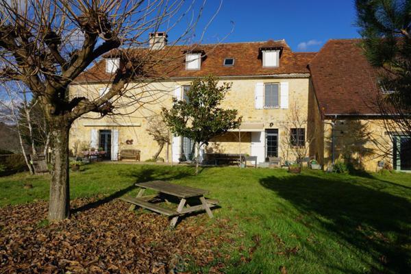 Superbe ensemble immobilier du XIXe siècle situé au coeur de la nature préservée du Périgord vert.
