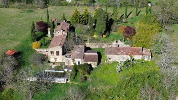Maison ancienne - Belves Propriété en pierre du Périgord avec dépendances, piscine, vue dégagée et calme !