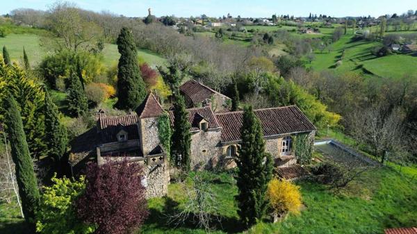 Maison ancienne - Belves Propriété en pierre du Périgord avec dépendances, piscine, vue dégagée et calme !