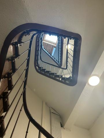 Romans-sur-Isère (26100) Appartement T2 VENDU MEUBLé , Romans sur Isère , PLACE MAURICE FAURE . façade propre . toiture refaire