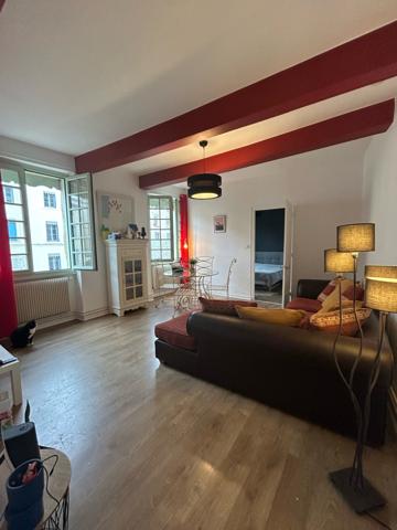 Romans-sur-Isère (26100) Appartement T2 VENDU MEUBLé , Romans sur Isère , PLACE MAURICE FAURE . façade propre . toiture refaire