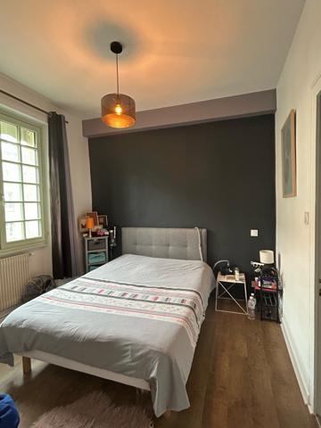 Romans-sur-Isère (26100) Appartement T2 VENDU MEUBLé , Romans sur Isère , PLACE MAURICE FAURE . façade propre . toiture refaire