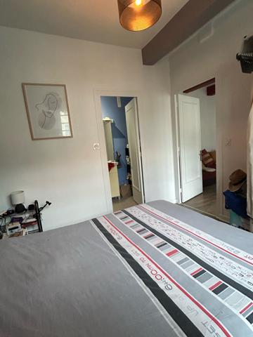 Romans-sur-Isère (26100) Appartement T2 VENDU MEUBLé , Romans sur Isère , PLACE MAURICE FAURE . façade propre . toiture refaire