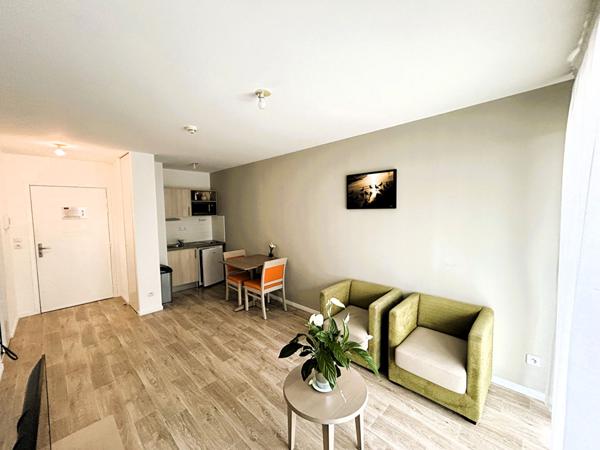 Bel appartement 2 pièces, terrasse parking dans résidence sénioriale au Mas Vermeil