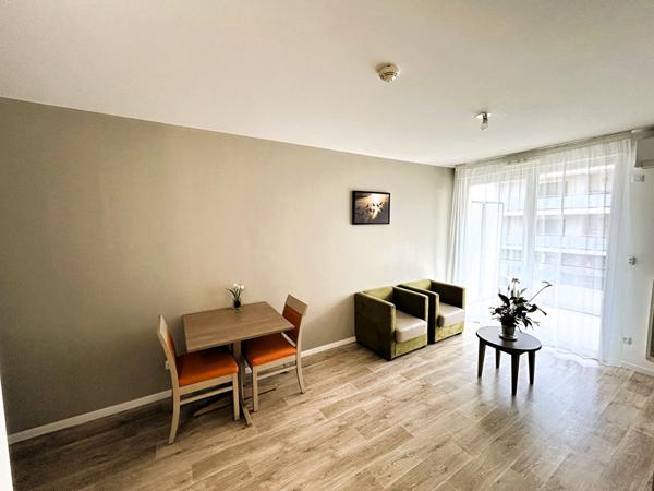 Bel appartement 2 pièces, terrasse parking dans résidence sénioriale au Mas Vermeil