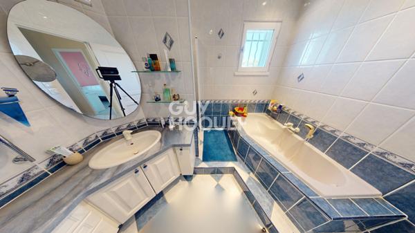 MINERVOIS - Maison plain pied 4 chambres avec garage et jardin.