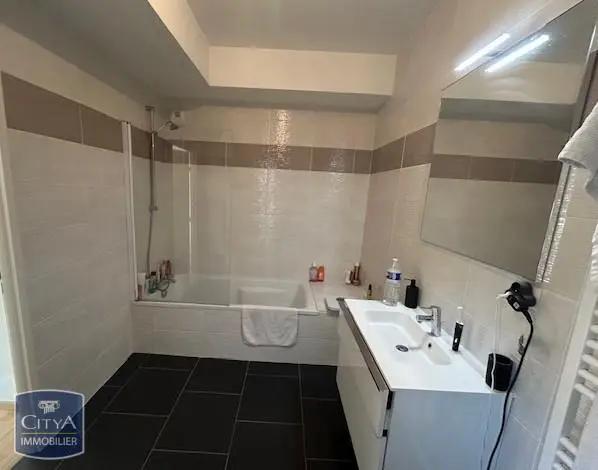 Appartement à louer 2 pièces 64.05m² Angers (49100)