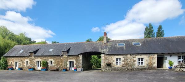 Propriété comprenant six maisons sur 4.3 htcs avec lacs