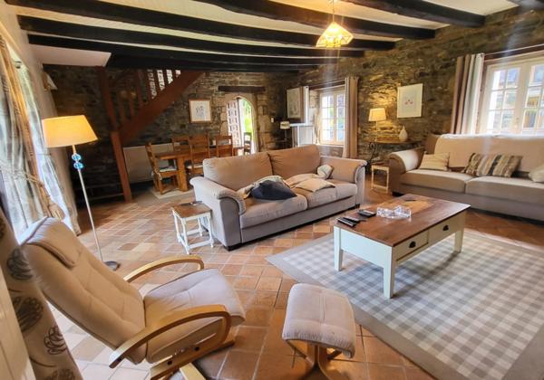 Propriété comprenant six maisons sur 4.3 htcs avec lacs