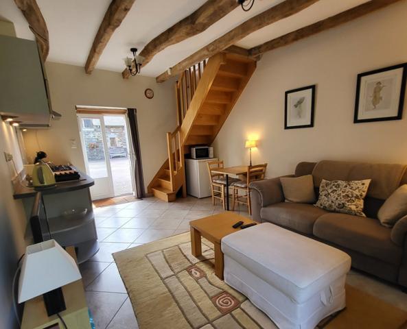 Propriété comprenant six maisons sur 4.3 htcs avec lacs