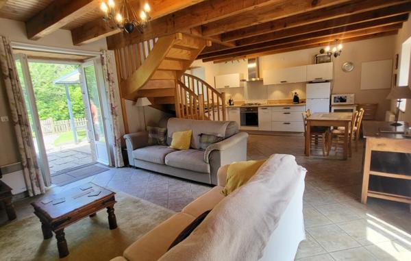 Propriété comprenant six maisons sur 4.3 htcs avec lacs