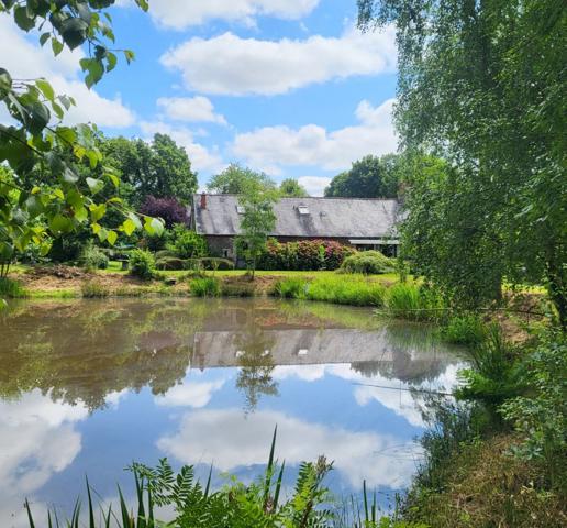 Propriété comprenant six maisons sur 4.3 htcs avec lacs