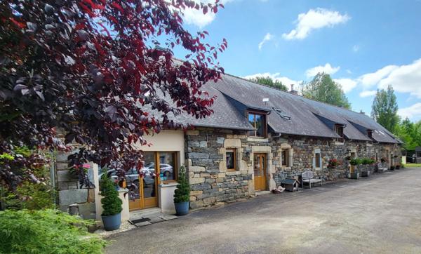 Propriété comprenant six maisons sur 4.3 htcs avec lacs